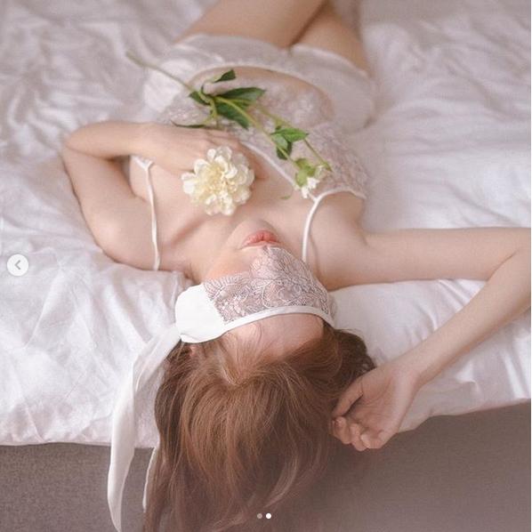 Hết mẹ 1 con Hồng Quế, giờ lại đến gái 2 con Elly Trần làm xốn con mắt khi diện nội y trong suốt thấu da thịt-2