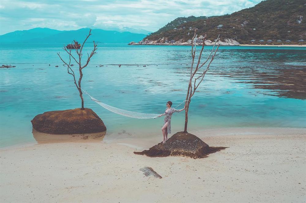 Phương Trinh Jolie thích thú vì có thể khỏa thân dạo chơi ở khu du lịch-12