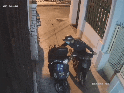 Bị cướp ví, cô gái nhanh tay túm chân kẻ trộm kéo lại, 5 giây cuối mới khiến người xem choáng váng