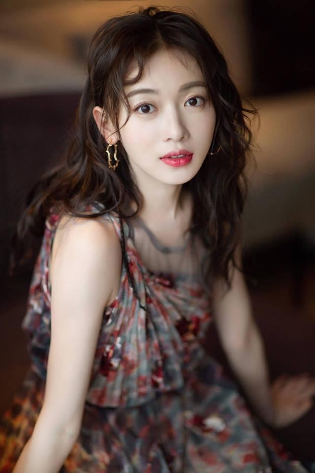 Giây phút rớt mất của hồi môn của Ngô Cẩn Ngôn trên thảm đỏ được ghi lại sống động-1