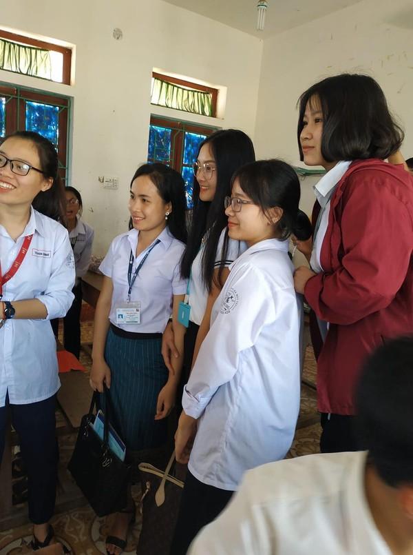 Cô giáo thực tập người Lào xinh xắn khiến dân mạng nhầm tưởng là học sinh vì quá dễ thương-1