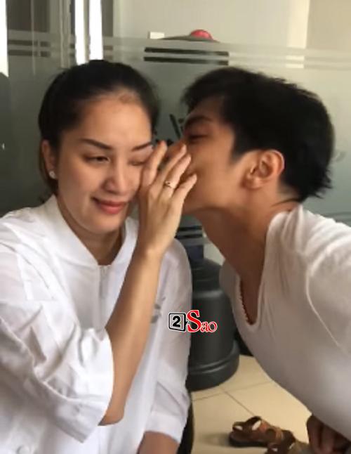 Khánh Thi cố cười mà vẫn không thể ngừng rơi nước mắt khi được Phan Hiển tặng khuyên tai chốn đông người-2