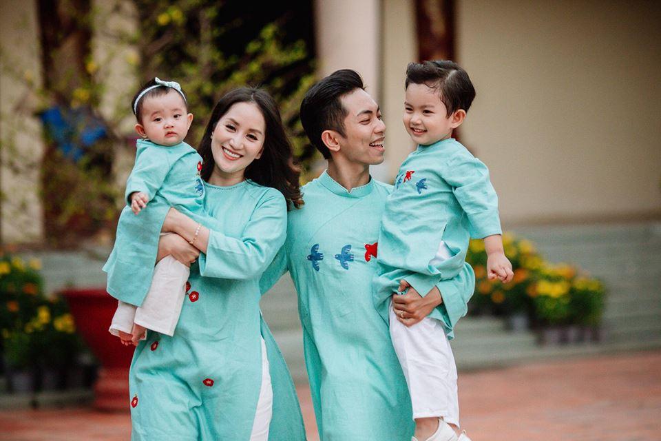 Khánh Thi cố cười mà vẫn không thể ngừng rơi nước mắt khi được Phan Hiển tặng khuyên tai chốn đông người-6