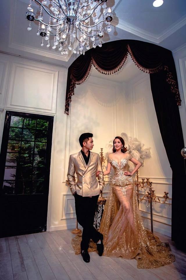 Khánh Thi cố cười mà vẫn không thể ngừng rơi nước mắt khi được Phan Hiển tặng khuyên tai chốn đông người-4