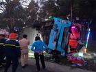 Ô tô khách đâm xe tải rồi lật ngửa, hàng chục người bị thương kêu cứu, 1 cán bộ công an tử vong