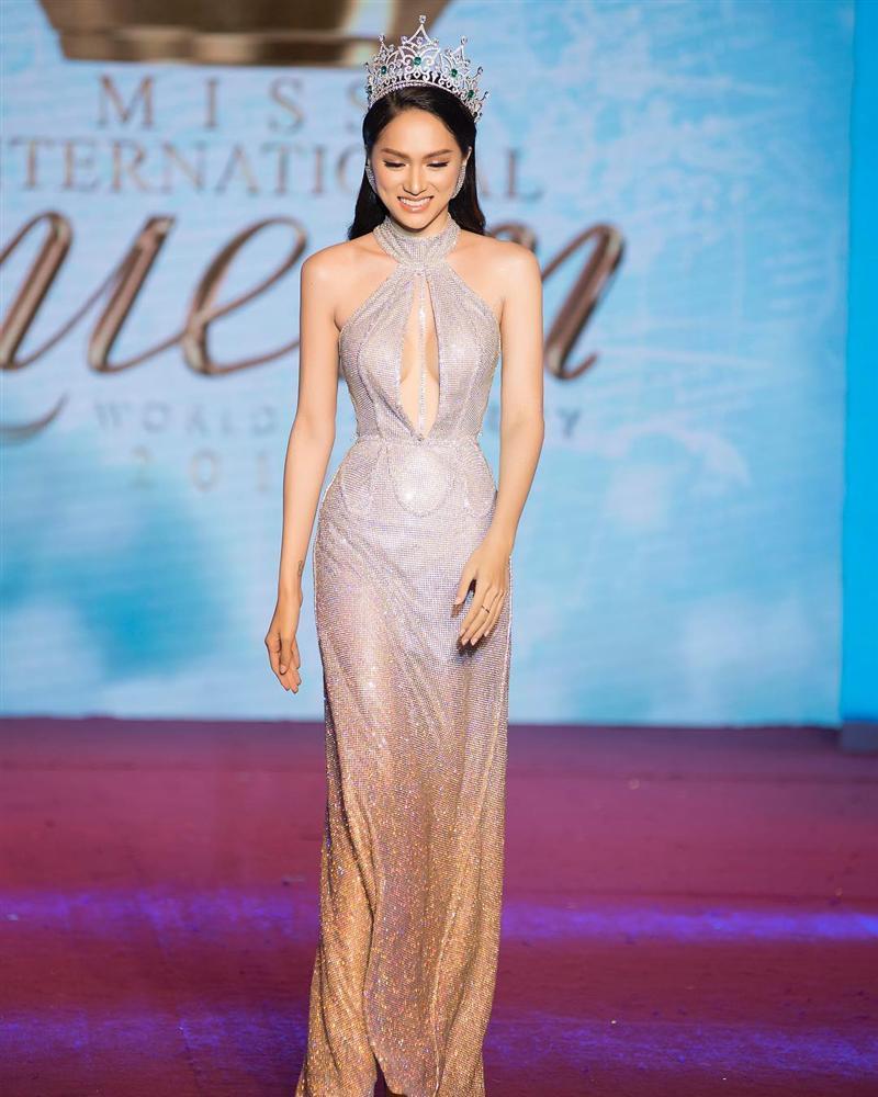 Chỉ 1 nụ cười và hất tóc trong vòng 10 giây, Hương Giang mặc bikini đẹp lấn át cả dàn thí sinh Miss International Queen 2019-1