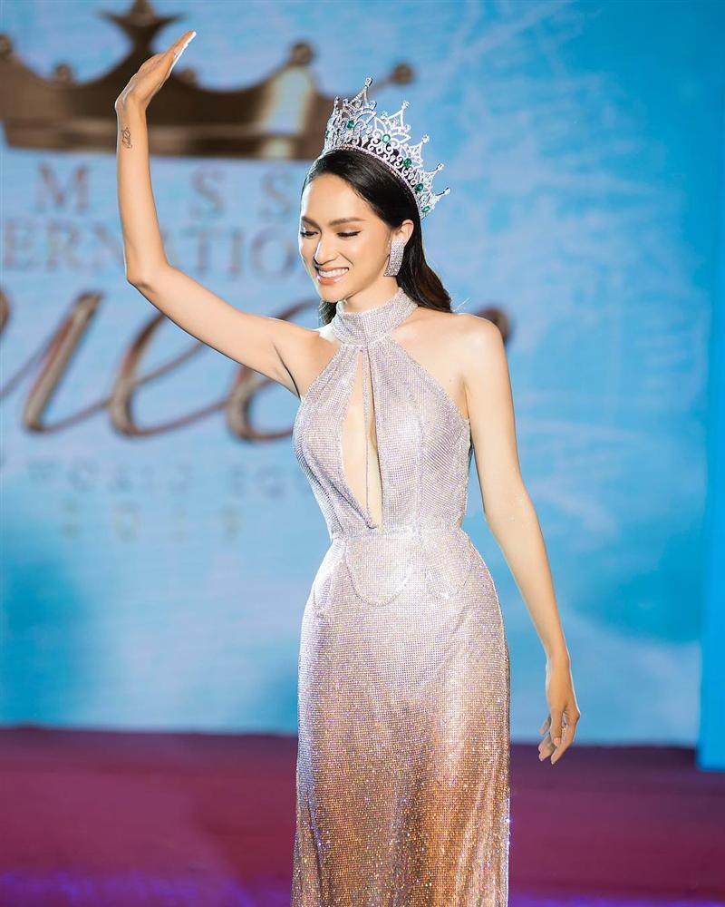 Chỉ 1 nụ cười và hất tóc trong vòng 10 giây, Hương Giang mặc bikini đẹp lấn át cả dàn thí sinh Miss International Queen 2019-2