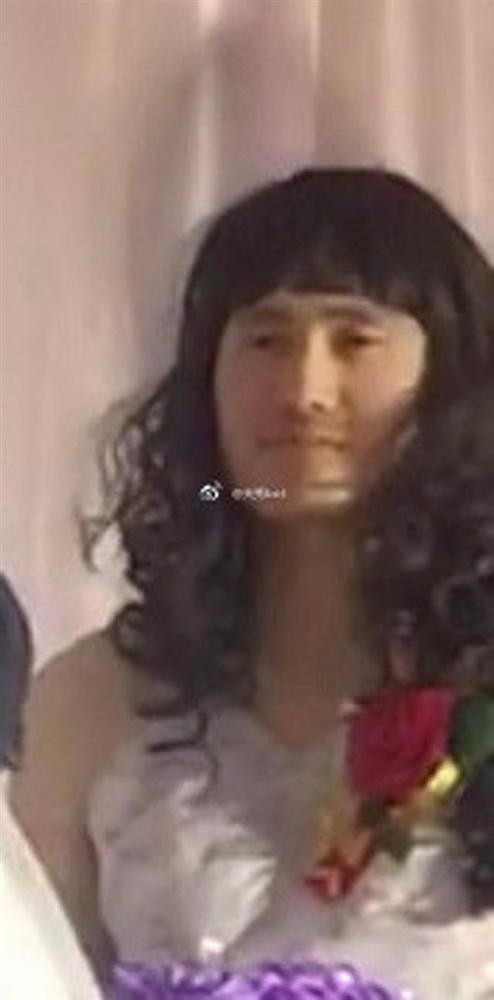 Phù dâu xinh đẹp khiến cô dâu chú rể trở nên nhạt nhòa-2