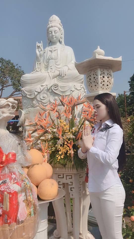 Sau khi lặn mất tăm vì bị kết luận bán dâm, Thư Dung lại tiếp tục chiêu bài khoe thân và gương mặt nhọn như rắn-9