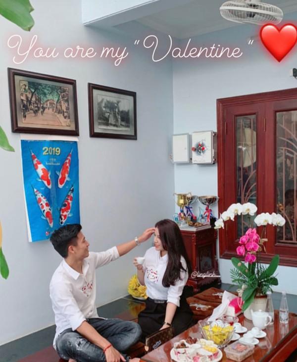 Thêm 1 mẫu áo sơ mi quốc dân lấy lòng từ hoa hậu Kỳ Duyên, Phương Khánh đến các cầu thủ như Văn Thanh, Bùi Tiến Dũng-7