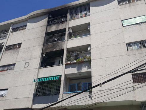 Chung cư ở Sài Gòn bốc cháy ngùn ngụt giữa trưa, người dân ôm tài sản tháo chạy tán loạn-1