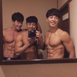 Ba chàng bạn thân là hot boy Hàn Quốc và có thân hình 6 múi
