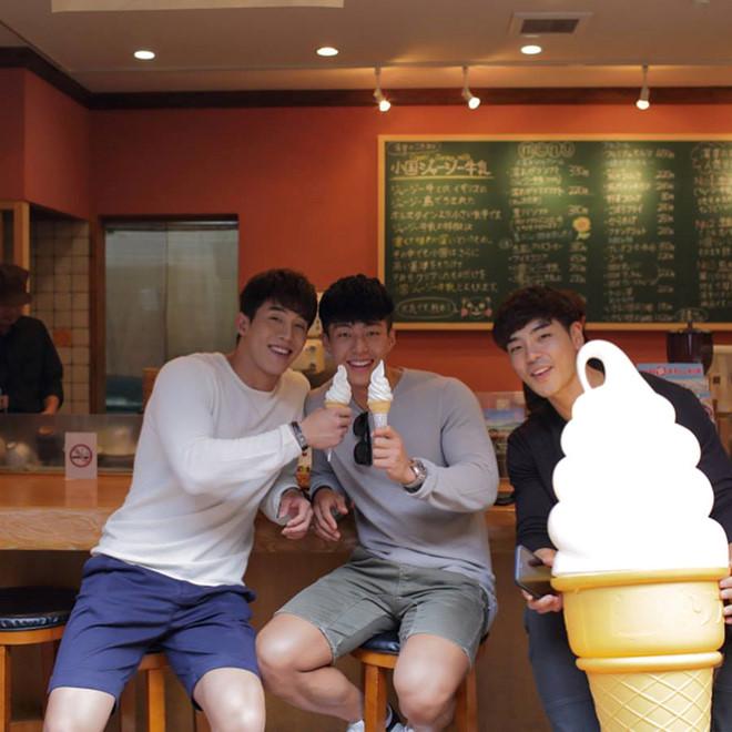 Ba chàng bạn thân Hàn Quốc đều điển trai, có thân hình 6 múi-8