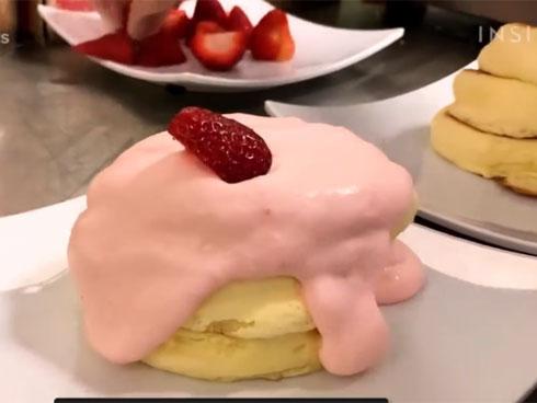 Mãn nhãn ngắm bánh kếp phồng Nhật Bản 'lắc lư' với trân châu đường đen