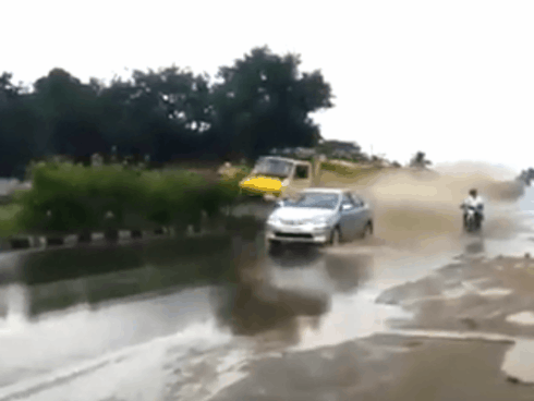 Clip bức xúc: Người cha coi thường tính mạng con, để con đứng lên yên xe phóng vèo vèo trên đường-2