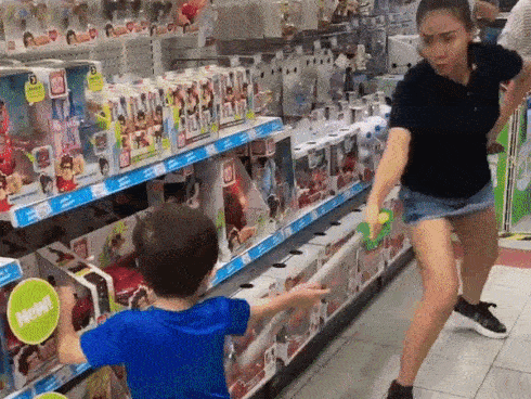 Biến vali thành xe đua với con trai, Thu Minh không ngờ bị ngã sấp mặt đau tím tái trên hành lang-2