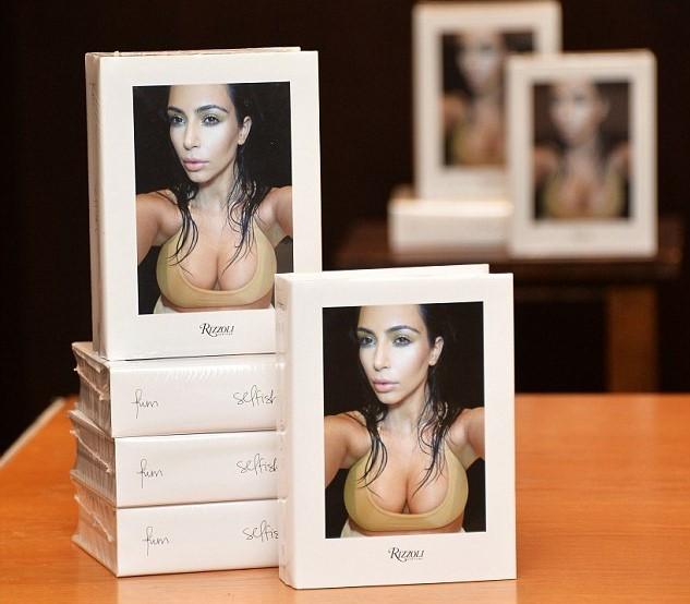 Nhà Kardashian giàu sụ vì đến sách ảnh nhảm cũng bán được 32.000 bản-1