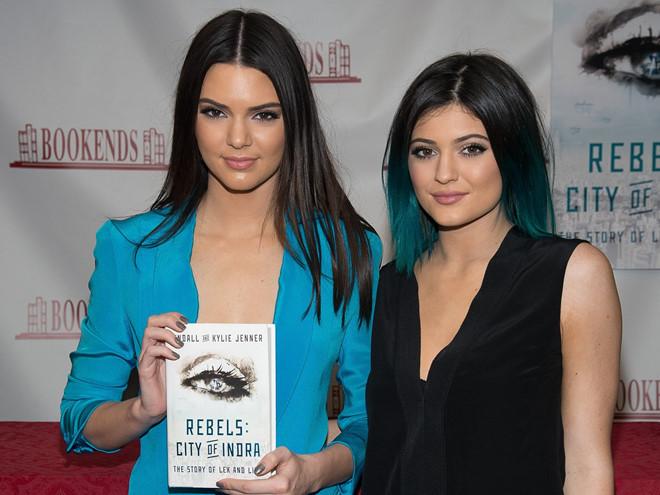 Nhà Kardashian giàu sụ vì đến sách ảnh nhảm cũng bán được 32.000 bản-4