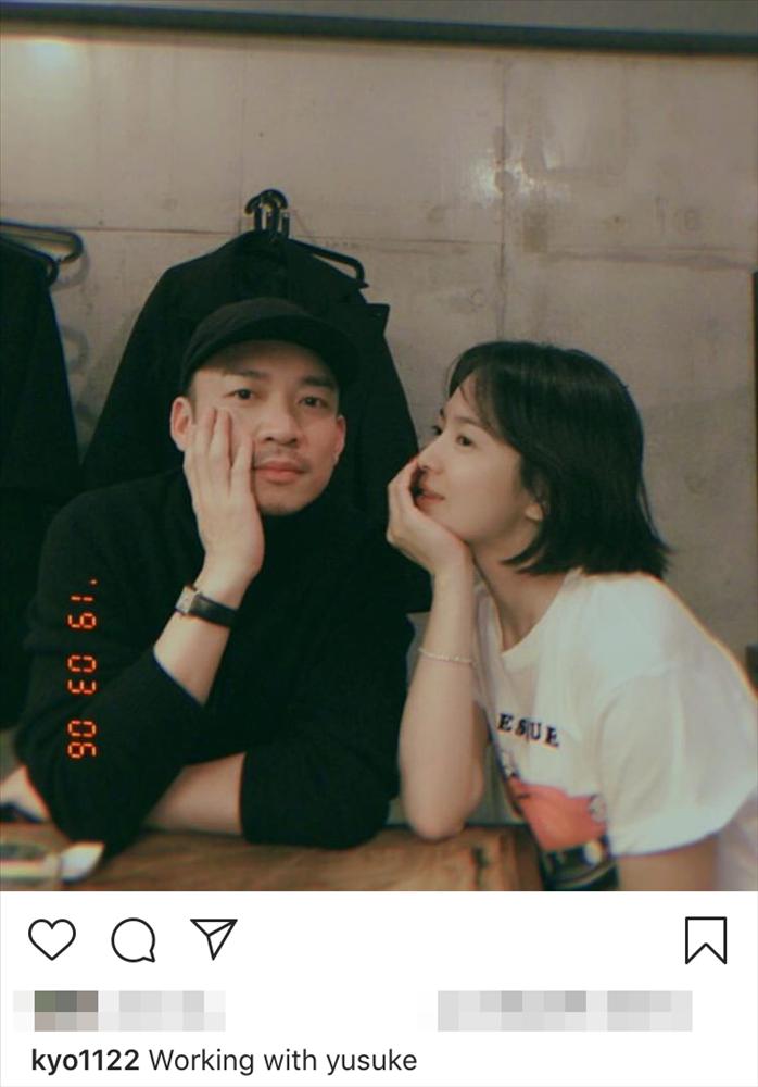 Song Hye Kyo đăng ảnh cùng người đàn ông lạ mặt, Song Joong Ki vẫn rạng rỡ giữa tin đồn ly hôn-1