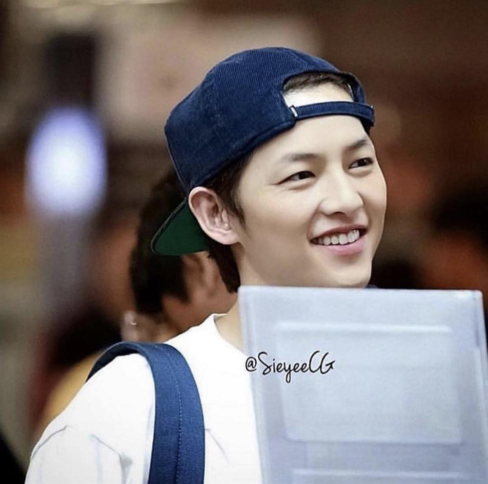 Song Hye Kyo đăng ảnh cùng người đàn ông lạ mặt, Song Joong Ki vẫn rạng rỡ giữa tin đồn ly hôn-3