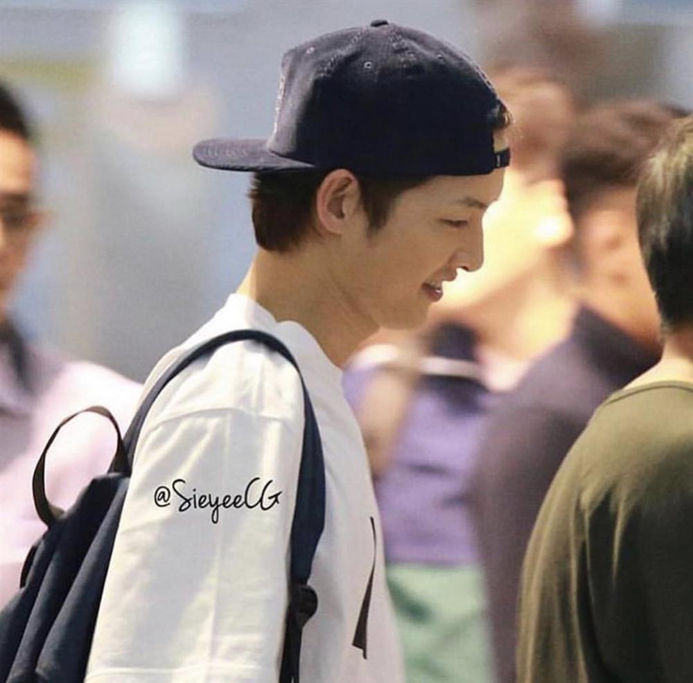 Song Hye Kyo đăng ảnh cùng người đàn ông lạ mặt, Song Joong Ki vẫn rạng rỡ giữa tin đồn ly hôn-5