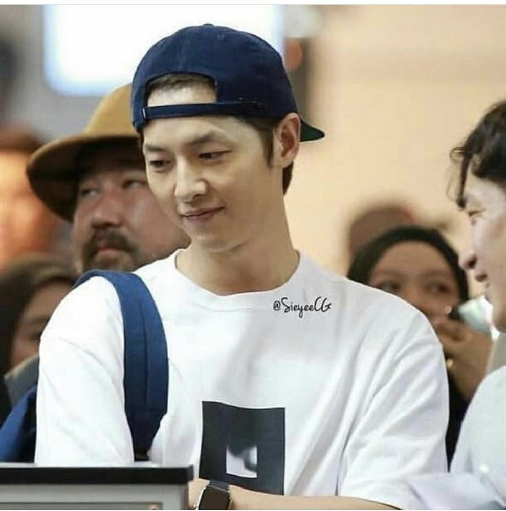 Song Hye Kyo đăng ảnh cùng người đàn ông lạ mặt, Song Joong Ki vẫn rạng rỡ giữa tin đồn ly hôn-6