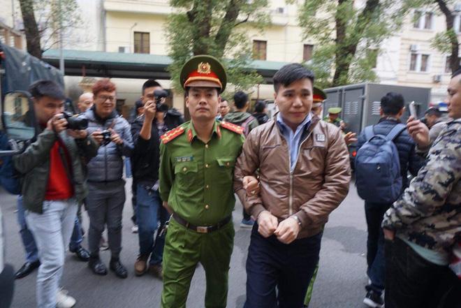 Xét xử ca sĩ Châu Việt Cường nhét tỏi khiến cô gái tử vong: Mẹ nạn nhân mang di ảnh đến tòa, khóc nức nở-3