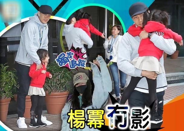 Lưu Khải Uy vội vã đón con gái tan học, thẳng thừng từ chối trả lời về vợ cũ Dương Mịch-1