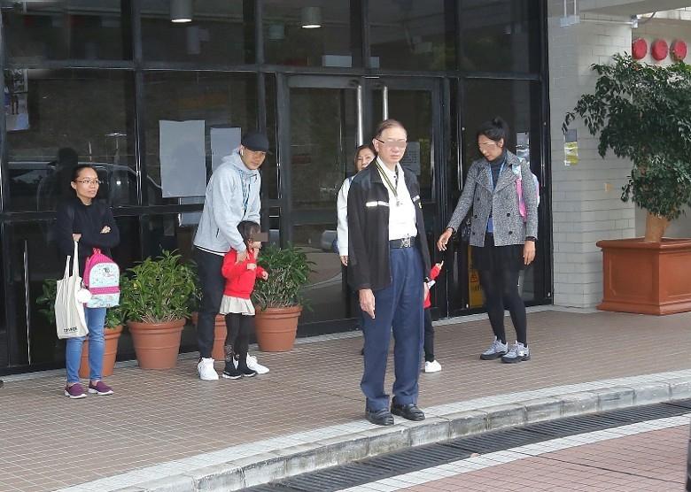 Lưu Khải Uy vội vã đón con gái tan học, thẳng thừng từ chối trả lời về vợ cũ Dương Mịch-2