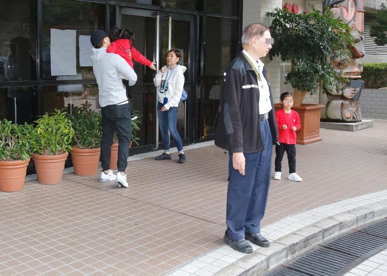 Lưu Khải Uy vội vã đón con gái tan học, thẳng thừng từ chối trả lời về vợ cũ Dương Mịch-3