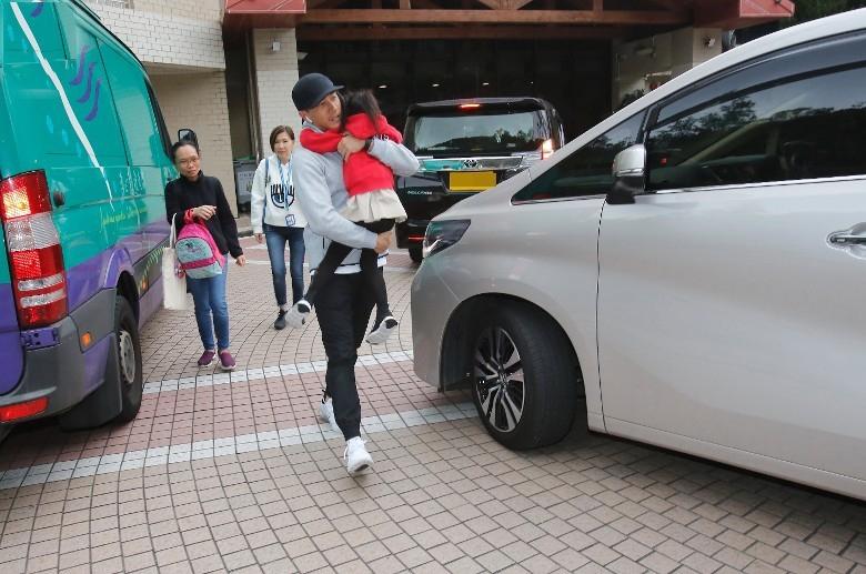 Lưu Khải Uy vội vã đón con gái tan học, thẳng thừng từ chối trả lời về vợ cũ Dương Mịch-6