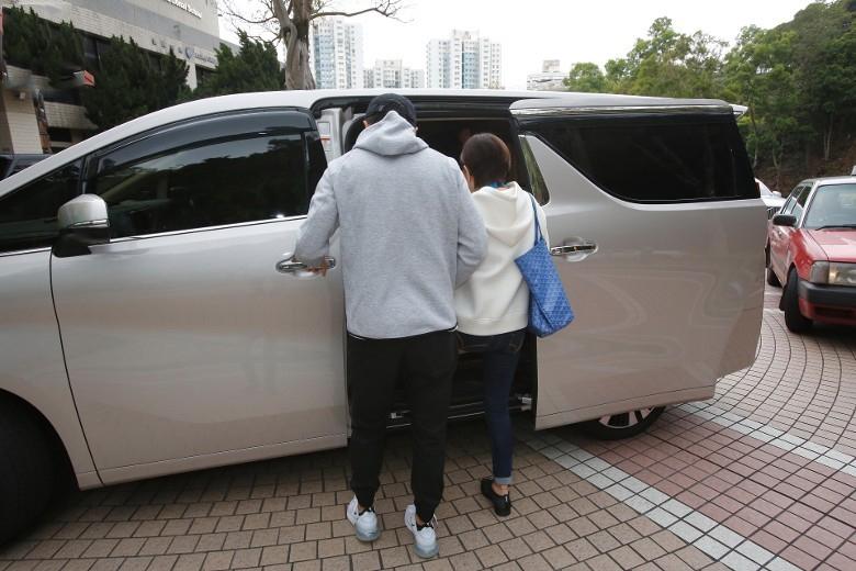 Lưu Khải Uy vội vã đón con gái tan học, thẳng thừng từ chối trả lời về vợ cũ Dương Mịch-7