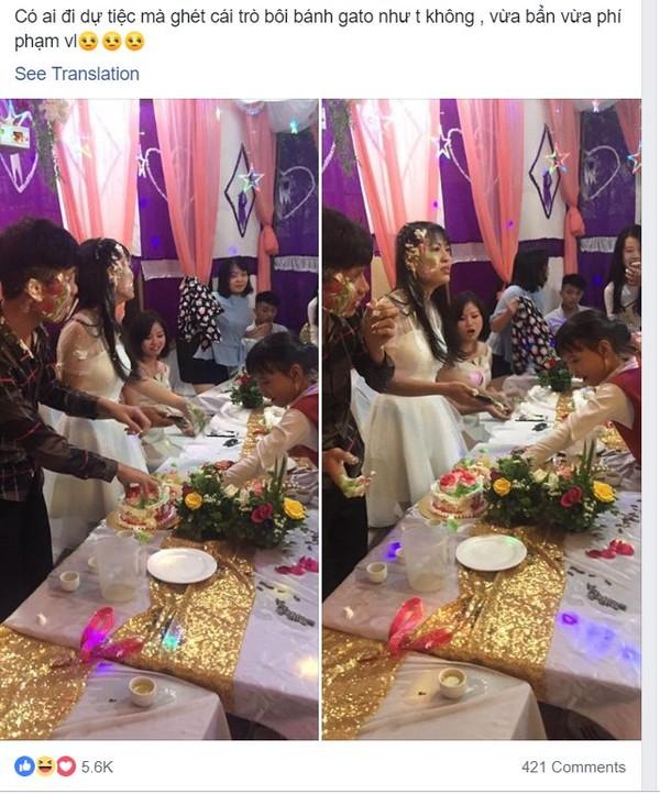 Bị bôi bánh kem đầy mặt, cô nàng phù dâu trở thành tâm điểm buổi tiệc vì loạt biểu cảm hài hước-1