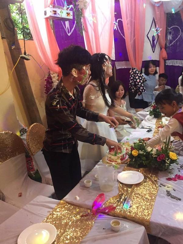 Bị bôi bánh kem đầy mặt, cô nàng phù dâu trở thành tâm điểm buổi tiệc vì loạt biểu cảm hài hước-2