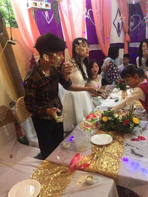 Bị bôi bánh kem đầy mặt, cô nàng phù dâu trở thành tâm điểm buổi tiệc vì loạt biểu cảm hài hước-3