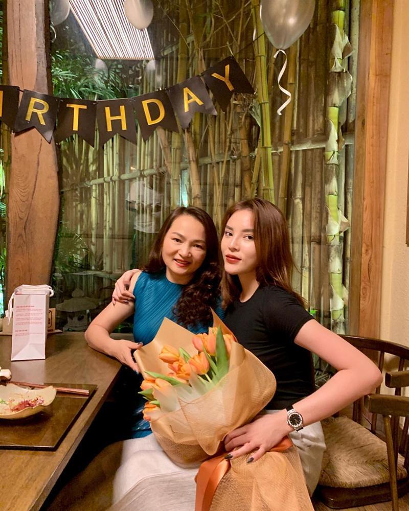 Kỳ Duyên khoe ảnh mừng sinh nhật mẹ, dân mạng trầm trồ: Mẹ 53 mà trẻ đẹp ngang con gái-1