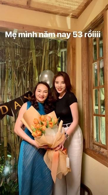 Kỳ Duyên khoe ảnh mừng sinh nhật mẹ, dân mạng trầm trồ: Mẹ 53 mà trẻ đẹp ngang con gái-4