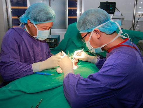 Nam thanh niên bị vỡ tinh hoàn khi đang đá bóng-1