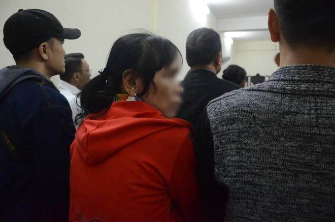 Nỗi đau và giọt nước mắt của 2 người mẹ trong phiên xét xử ca sĩ Châu Việt Cường nhét tỏi vào miệng khiến cô gái trẻ tử vong-5
