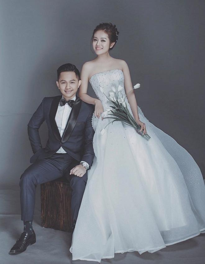 MC điển trai của chương trình Cà phê sáng khoe ảnh lấy vợ, bà xã xinh đẹp là hotface trên Youtube-1