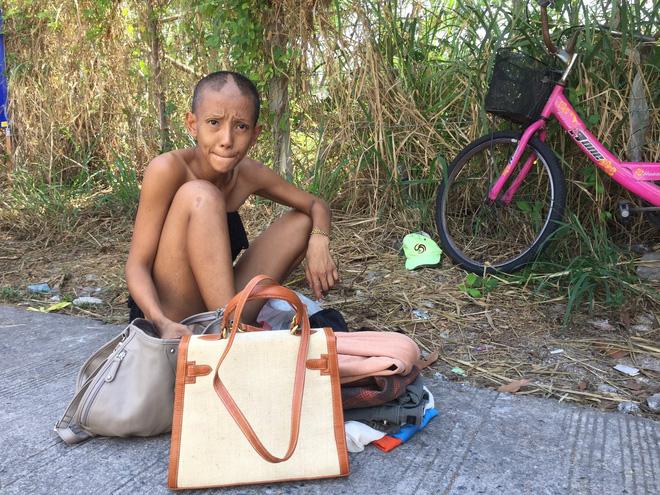 Mỹ nhân nức tiếng một thời gây sốc với vẻ ngoài tàn tạ, đầu cạo trọc lốc, lê lết ăn xin-3