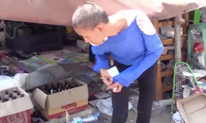 Mỹ nhân nức tiếng một thời gây sốc với vẻ ngoài tàn tạ, đầu cạo trọc lốc, lê lết ăn xin-7