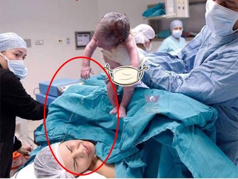 Đáng yêu khoảnh khắc bé trai chào đời giơ tay như Superman giải cứu thế giới-4