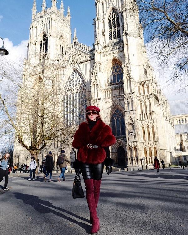 Bích Phương thả thính fan với mốt áo phanh ngực - Huyền My sang chảnh bên xế hộp 6 tỷ-9