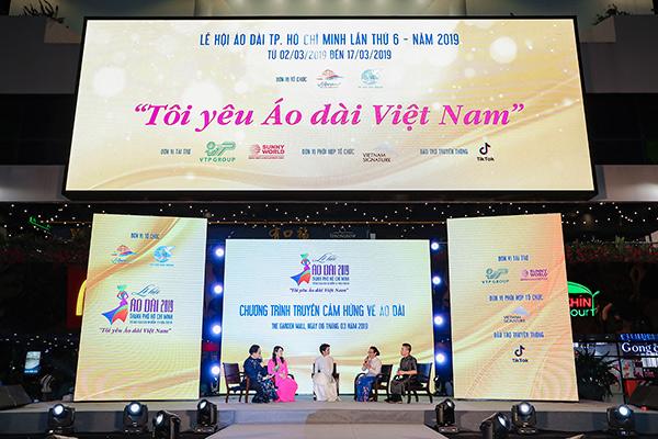 H’Hen Niê tặng Bảo tàng áo dài áo dài thổ cẩm-1