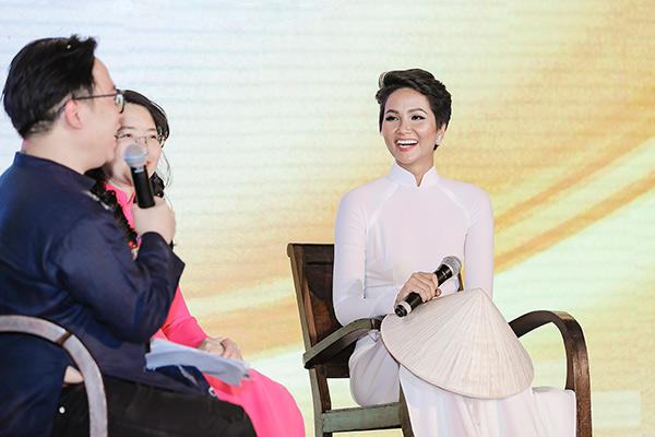 H’Hen Niê tặng Bảo tàng áo dài áo dài thổ cẩm-2