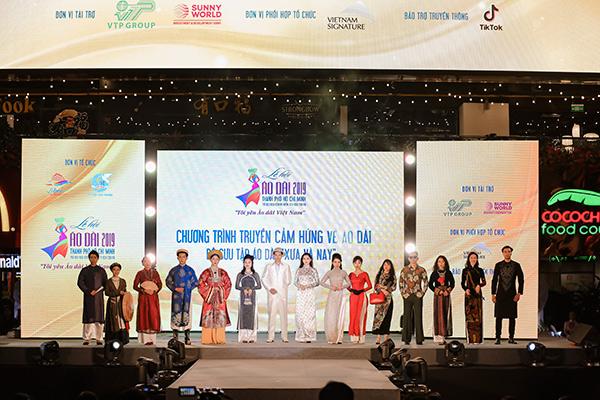 H’Hen Niê tặng Bảo tàng áo dài áo dài thổ cẩm-4