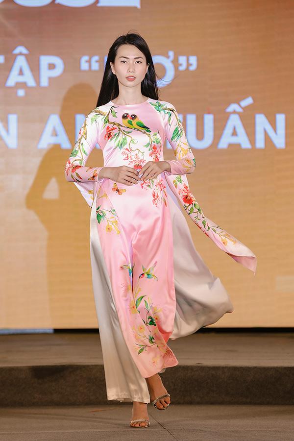 H’Hen Niê tặng Bảo tàng áo dài áo dài thổ cẩm-5