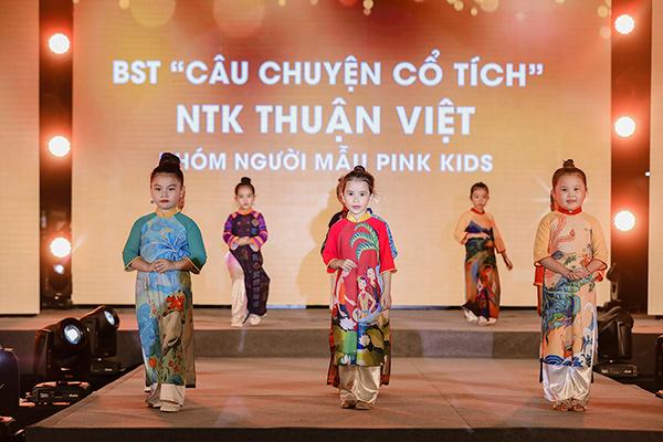 H’Hen Niê tặng Bảo tàng áo dài áo dài thổ cẩm-6