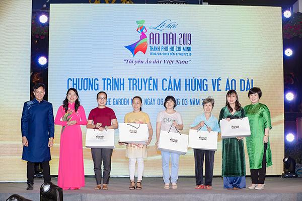 H’Hen Niê tặng Bảo tàng áo dài áo dài thổ cẩm-7